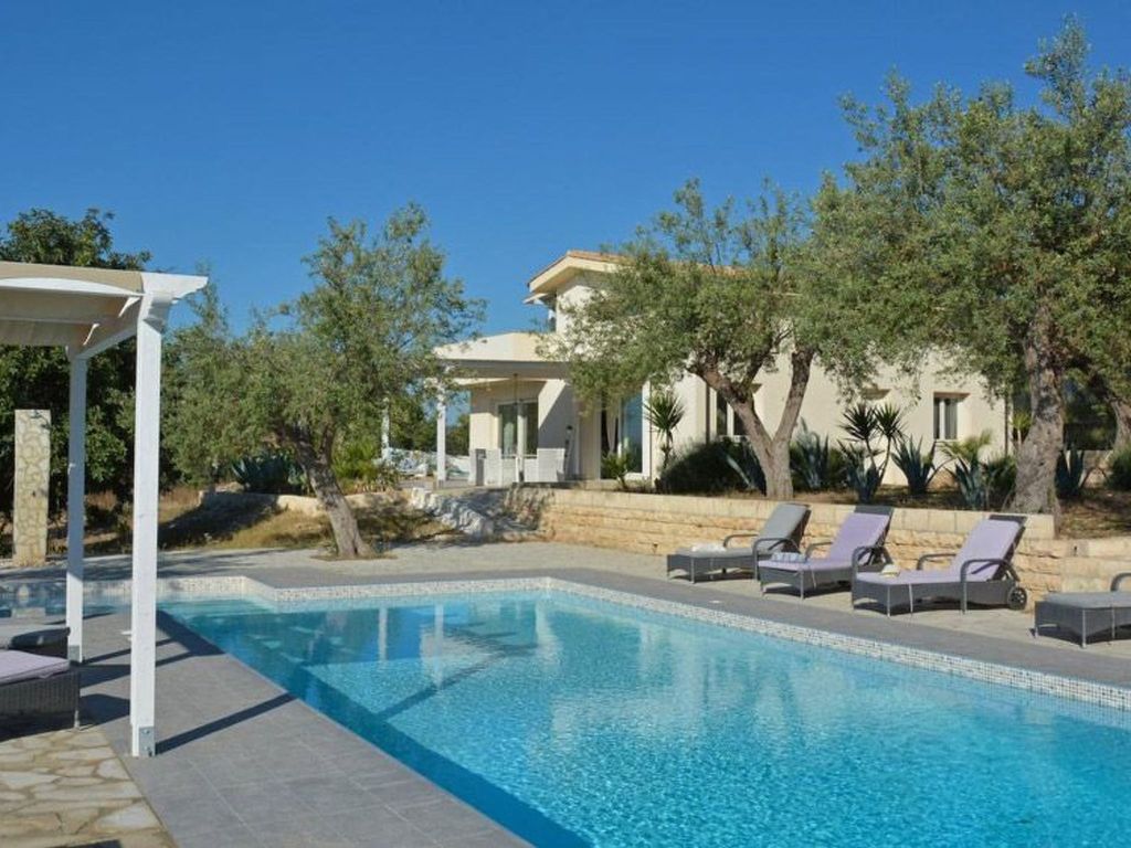 Moderne Ferienvilla bei Noto mit Meerblick und privatem Pool