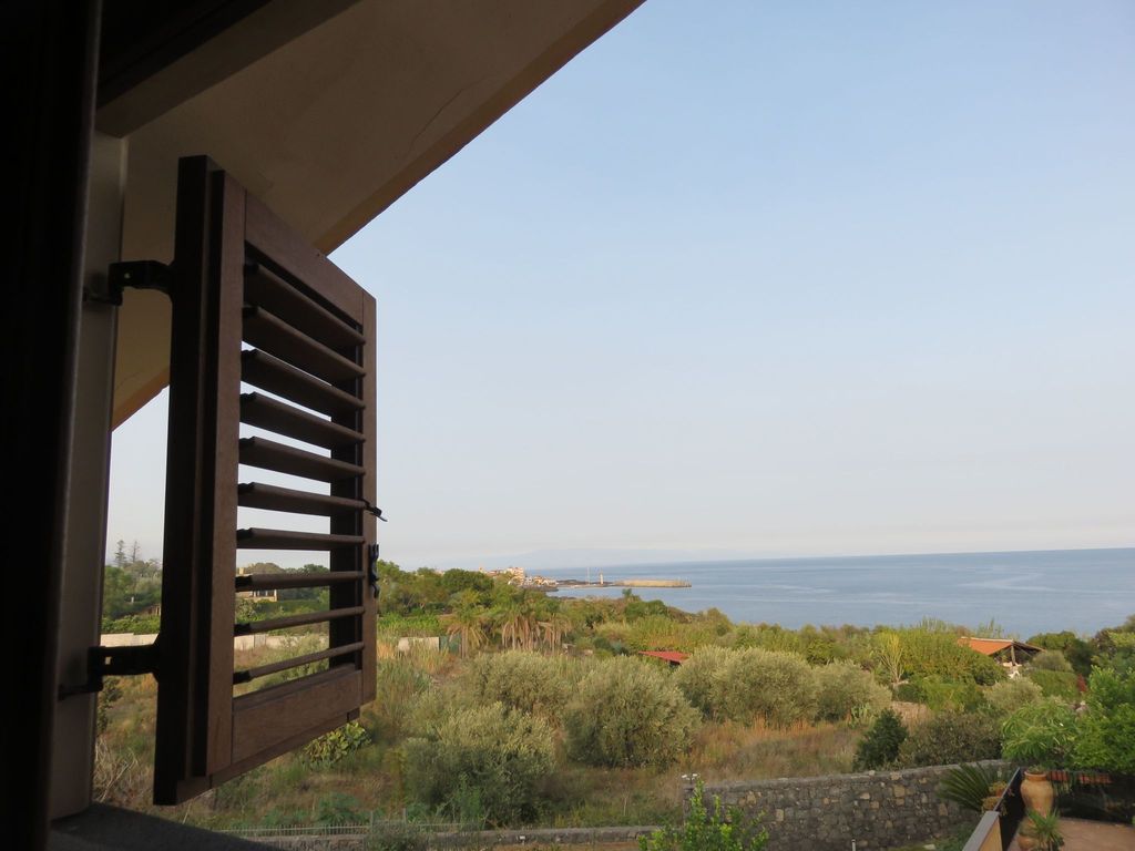 Nette Wohnung in Acireale mit Terrasse und Pool