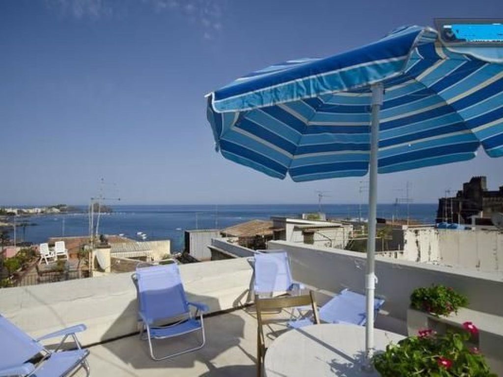 Haus in Sizilien mit Terrasse und Blick auf das Meer und mit Blick auf den Vulk