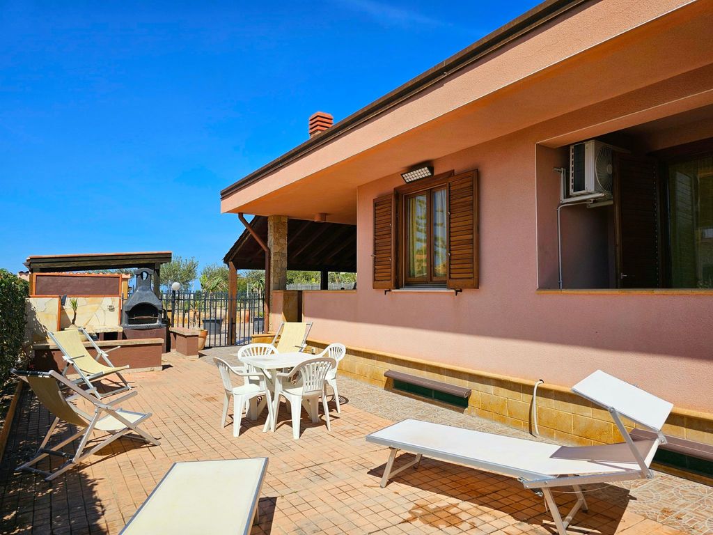 Helle mediterrane Villa mit Veranda und Garten