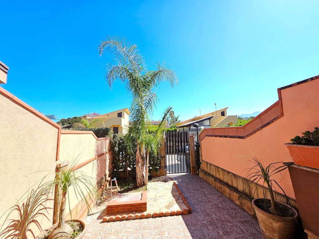 Helle mediterrane Villa mit Veranda und Garten