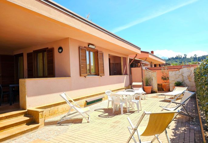 Helle mediterrane Villa mit Veranda und Garten