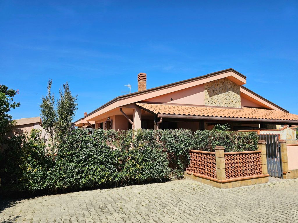Helle mediterrane Villa mit Veranda und Garten