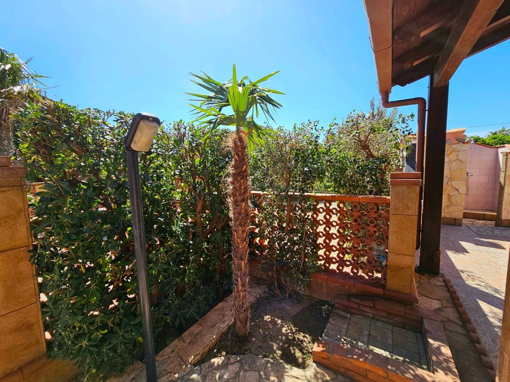 Helle mediterrane Villa mit Veranda und Garten