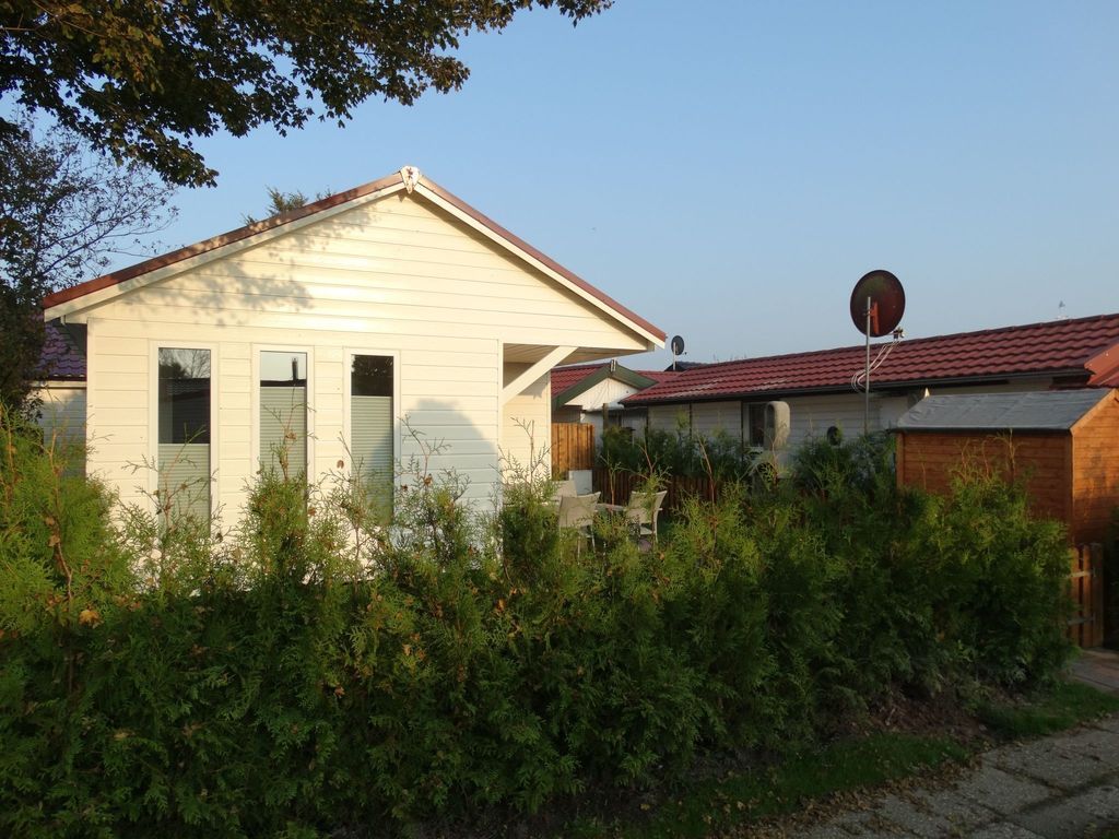 Schönes Ferienhaus in Wervershoof mit Garten, Grill und Terrasse