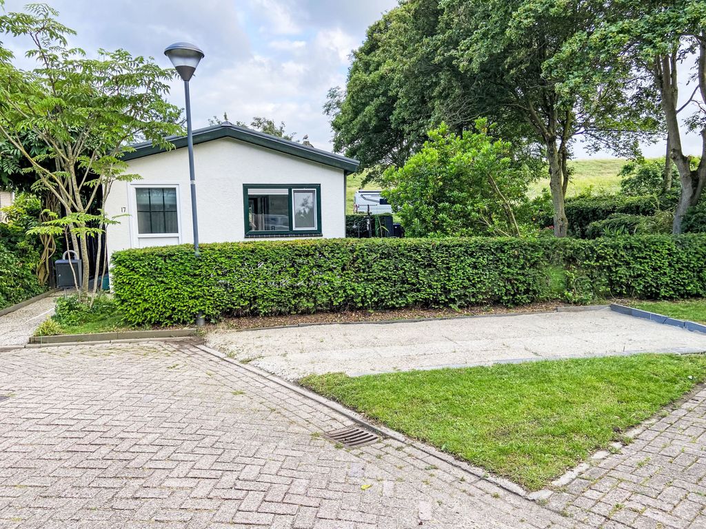 Kleine woning met tuin direct achter de dijk