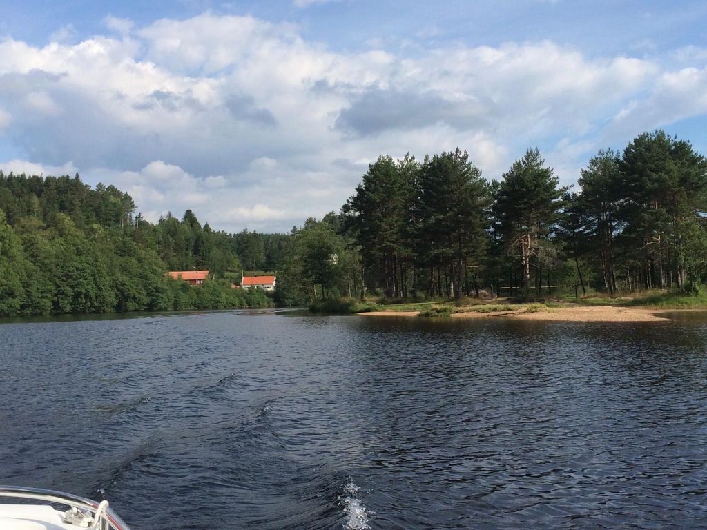 mit Blick auf das Wasser
