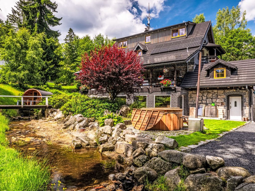 Exklusives Ferienhaus mit Schwimmbad direkt am Wasser