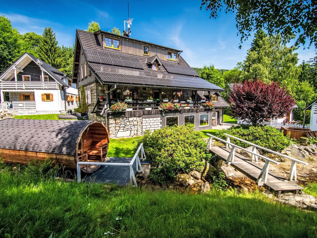 Exklusives Ferienhaus mit Schwimmbad direkt am Wasser