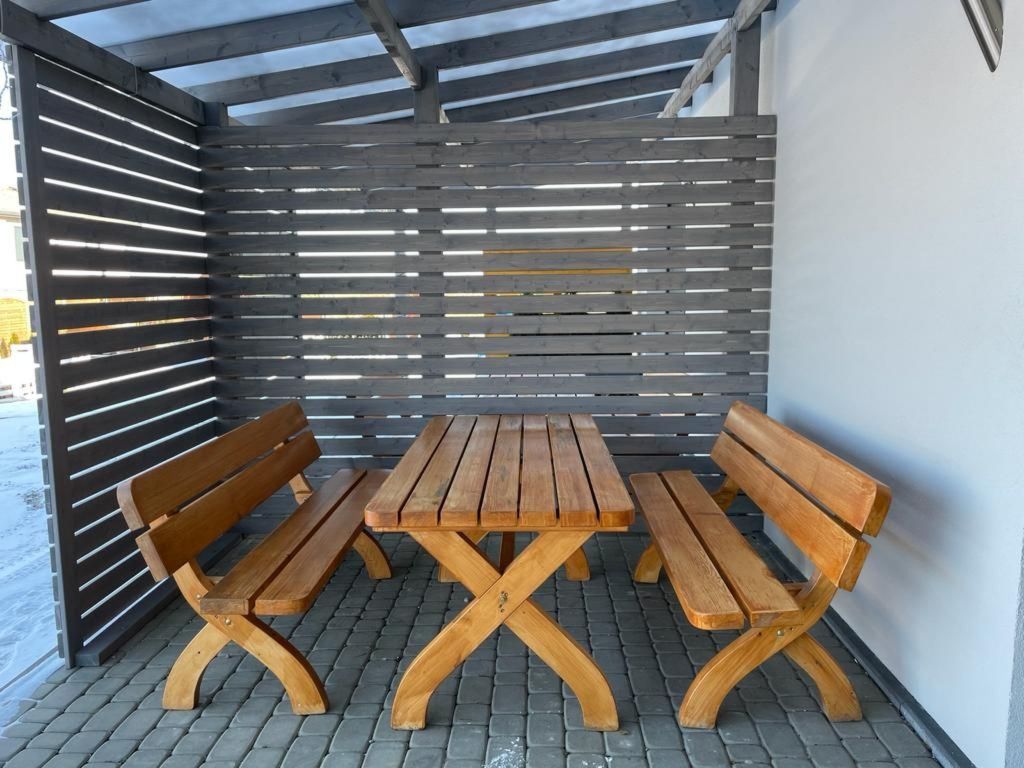Adama mit Garten und Pool