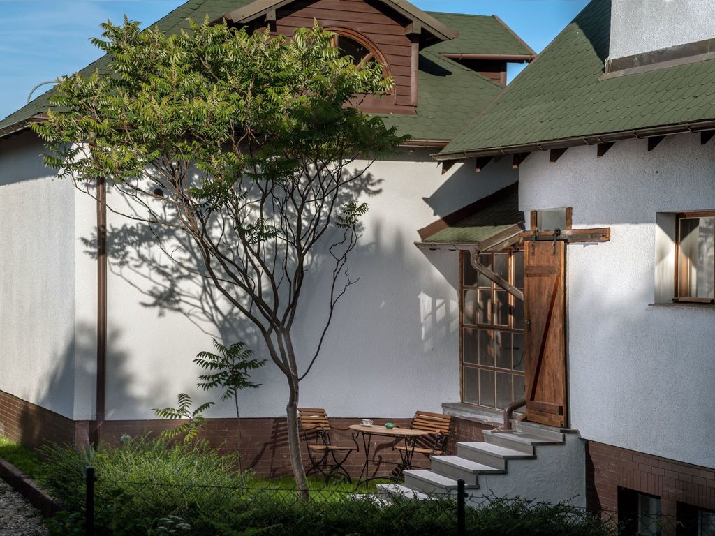 Backsteinwohnung mit Terrasse und Kamin im Erdgeschoss