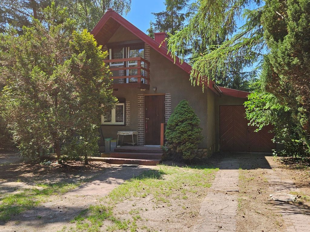 Freistehendes Haus mit eingezäuntem Grundstück an einer Lagune