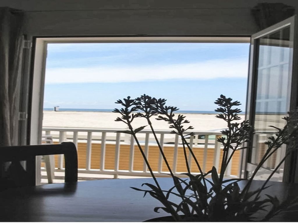 Apartment in Front of the Sea