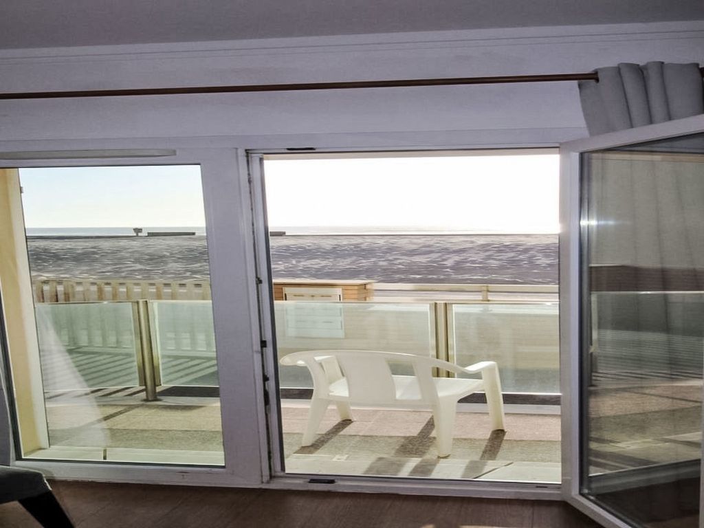 Apartment in Front of the Sea