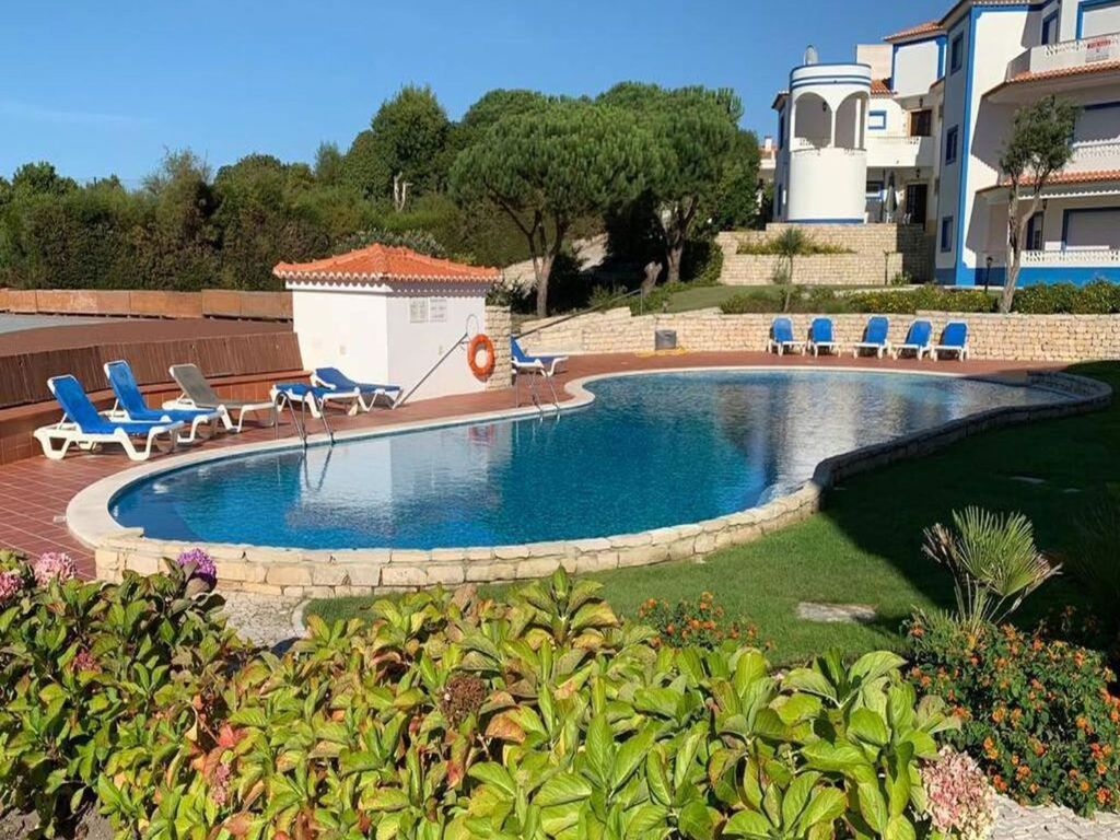 Atmen Sie die Meeresbrise in Praia Del Rey ein