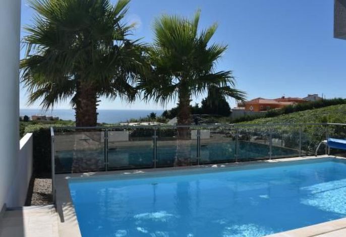 Moderne Villa mit privatem Pool und Meerblick