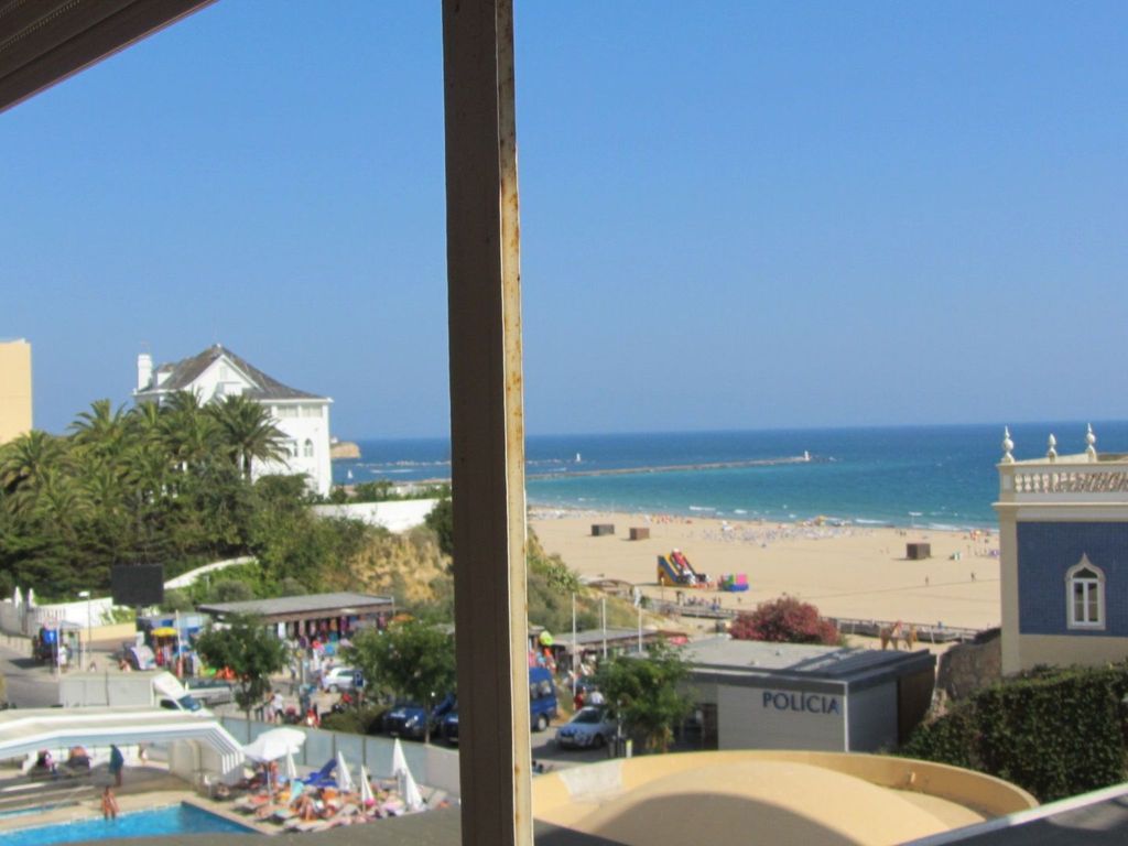 "Peixes" mit Blick auf das Wasser