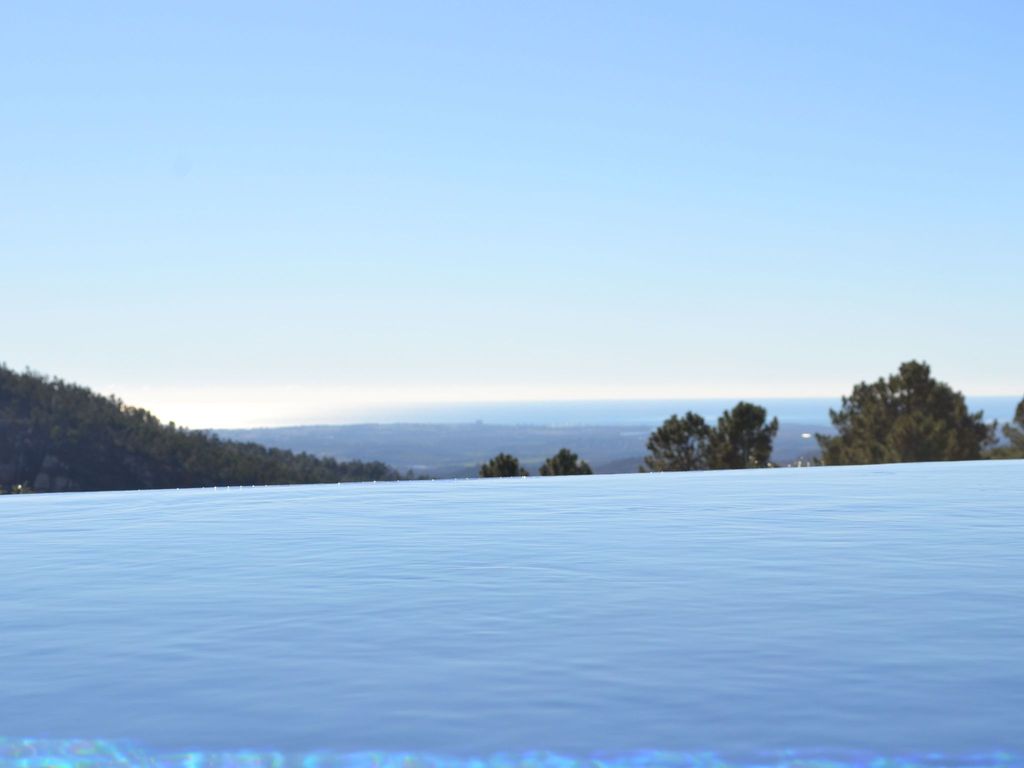 Luxuriöse Privatvilla mit Infinity-Pool