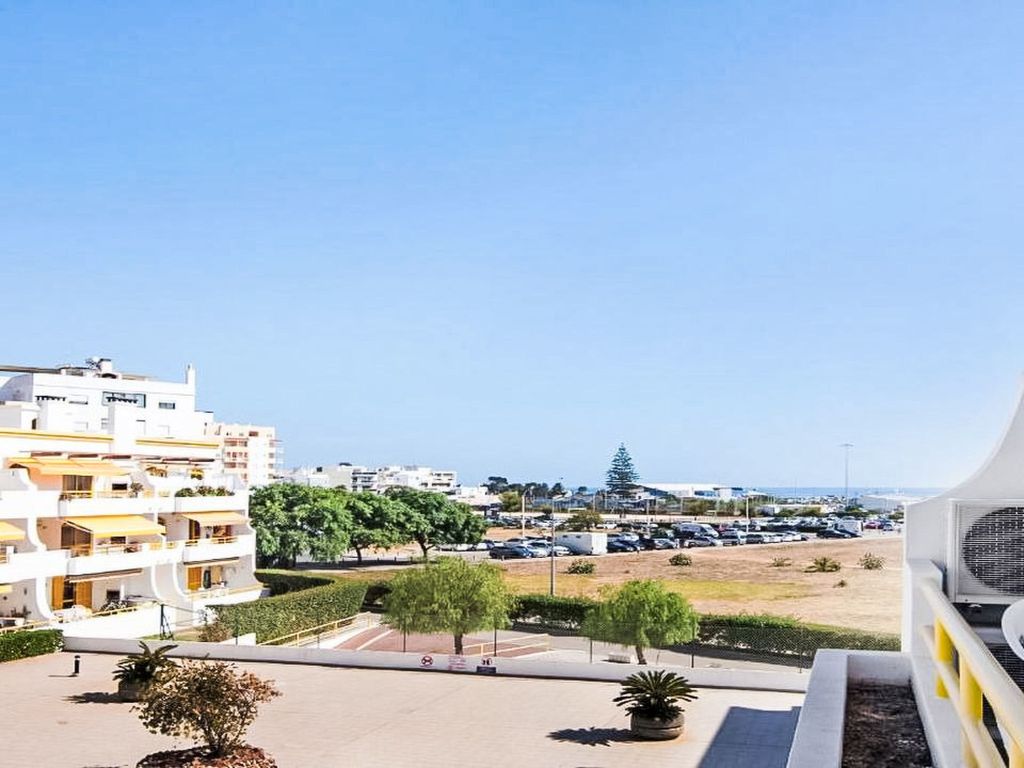 Apartment with Pool View