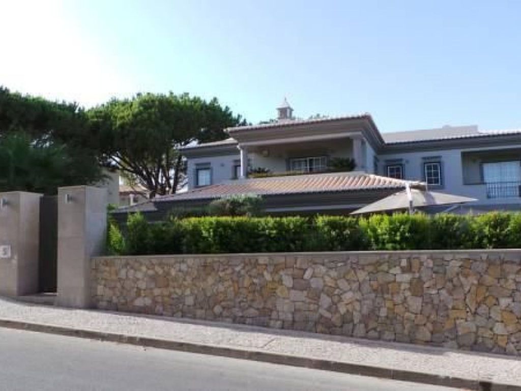 in Almancil mit Garten, Grill und Terrasse