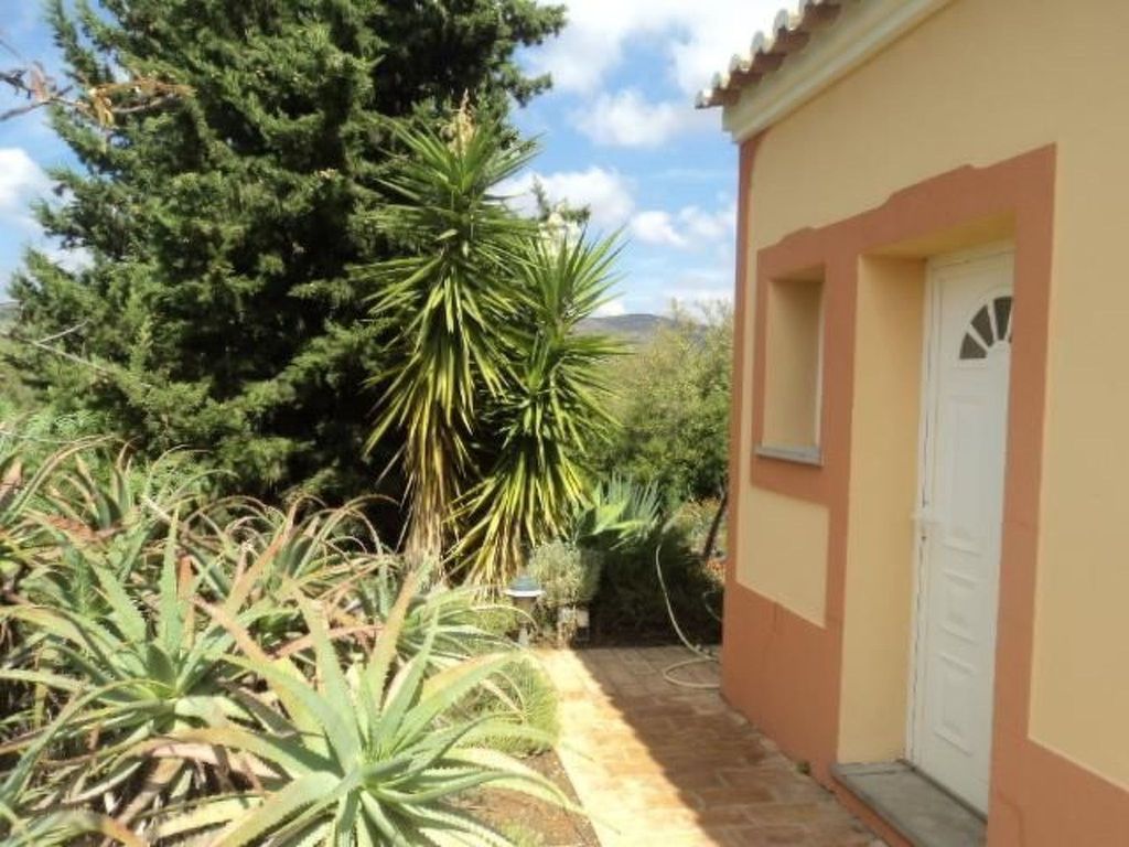 mit Balkon, Terrasse und Außenpool