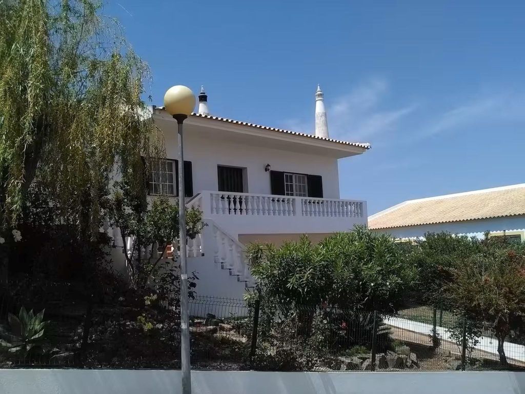 STUDIO DANS VILLA AVEC PISCINE