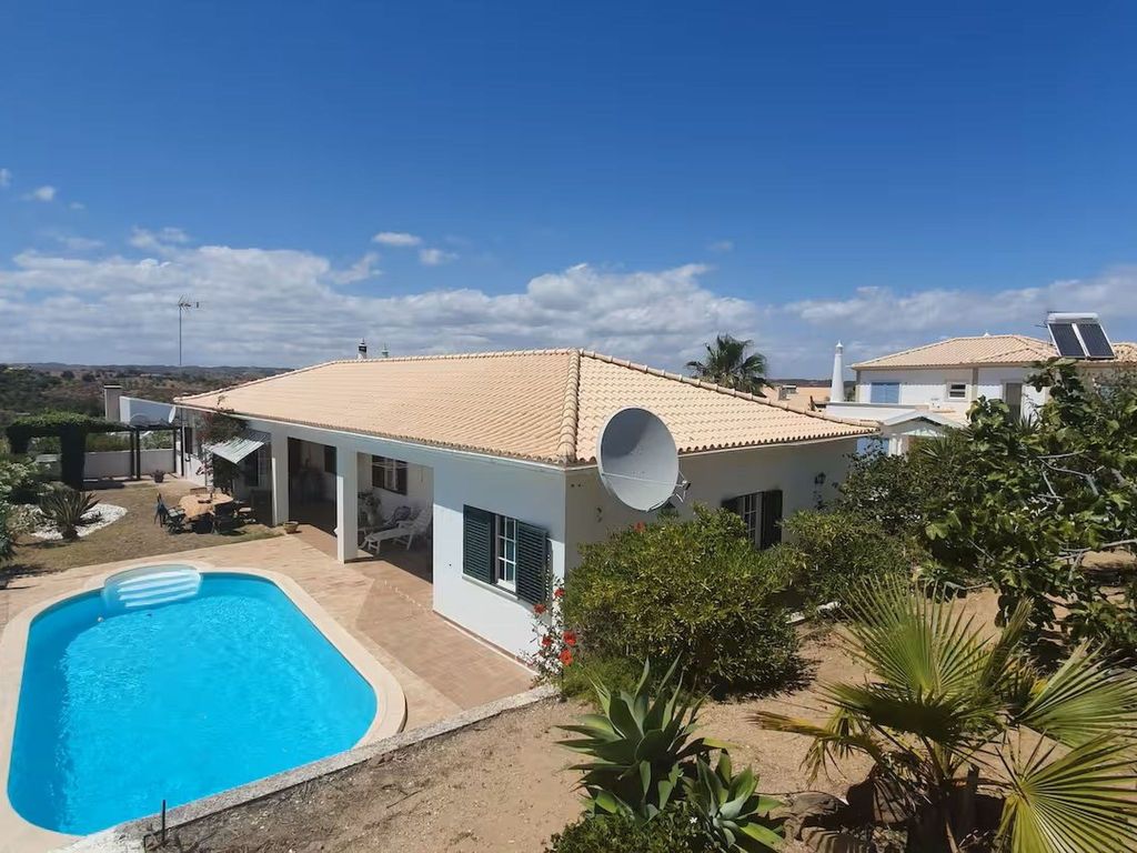 STUDIO DANS VILLA AVEC PISCINE