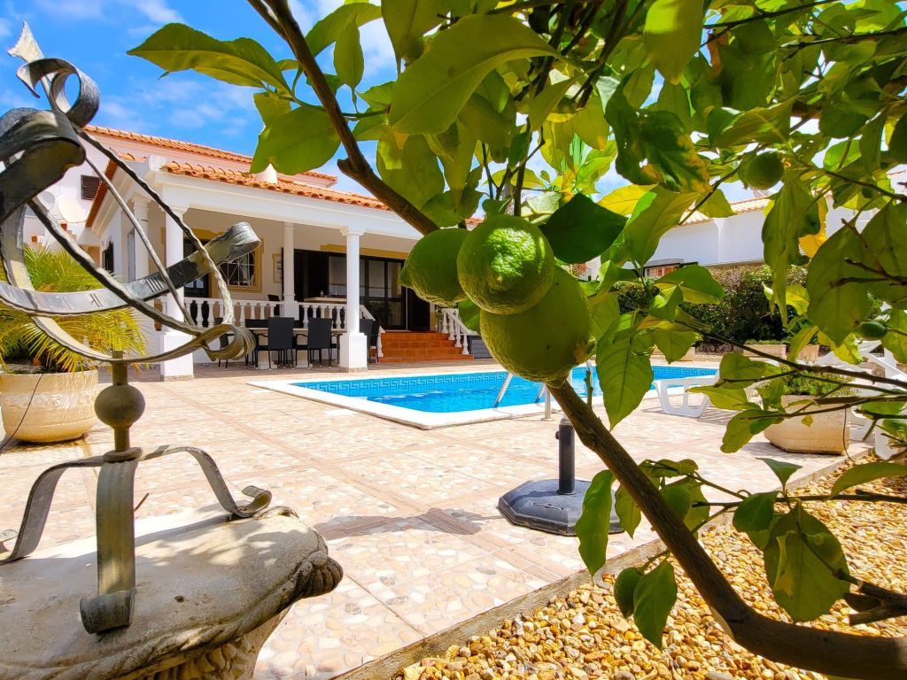 Nettes Ferienhaus in Altura mit Gepflegtem Garten