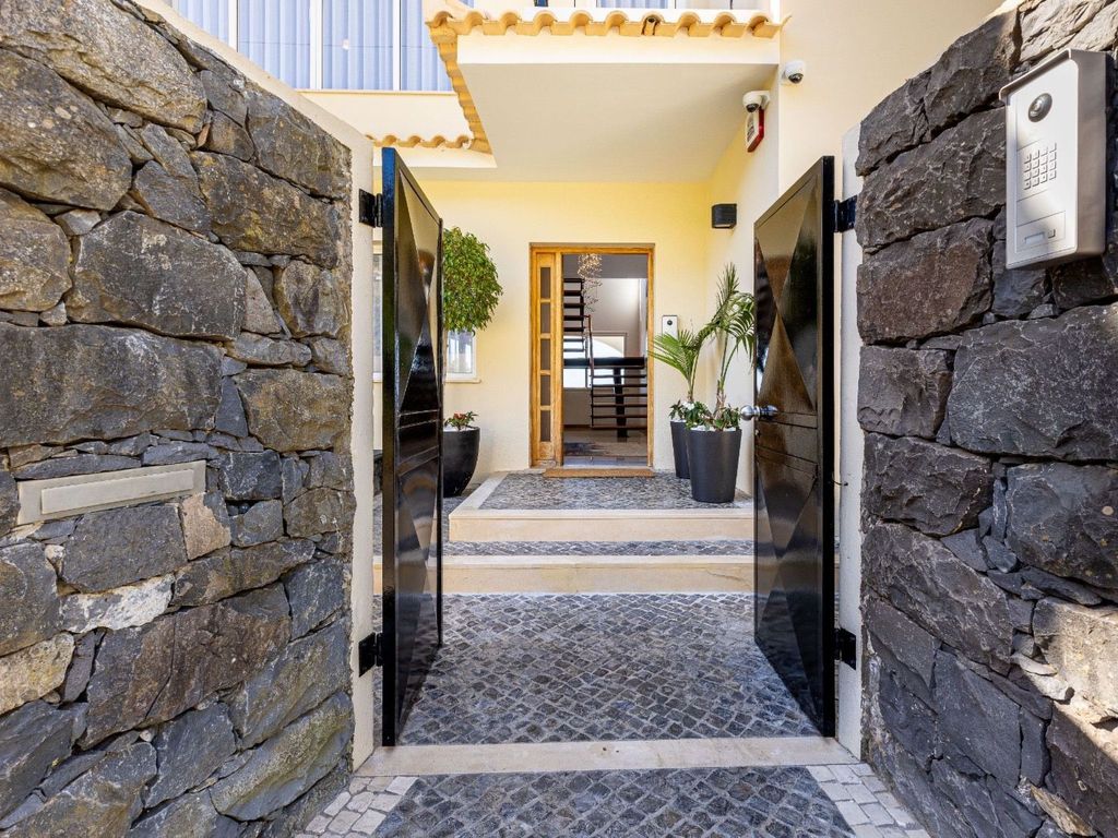 Luxuriöses Escape Village Calheta mit beheiztem Pool