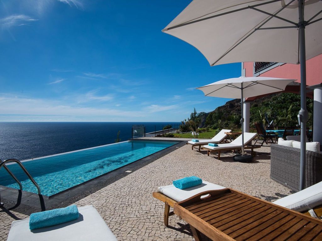 Ferienvilla mit Infinity Pool