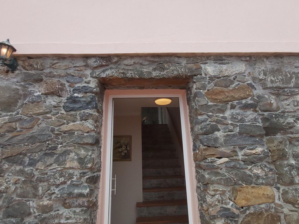 Cottage aus Stein mit Blick auf das Wasser