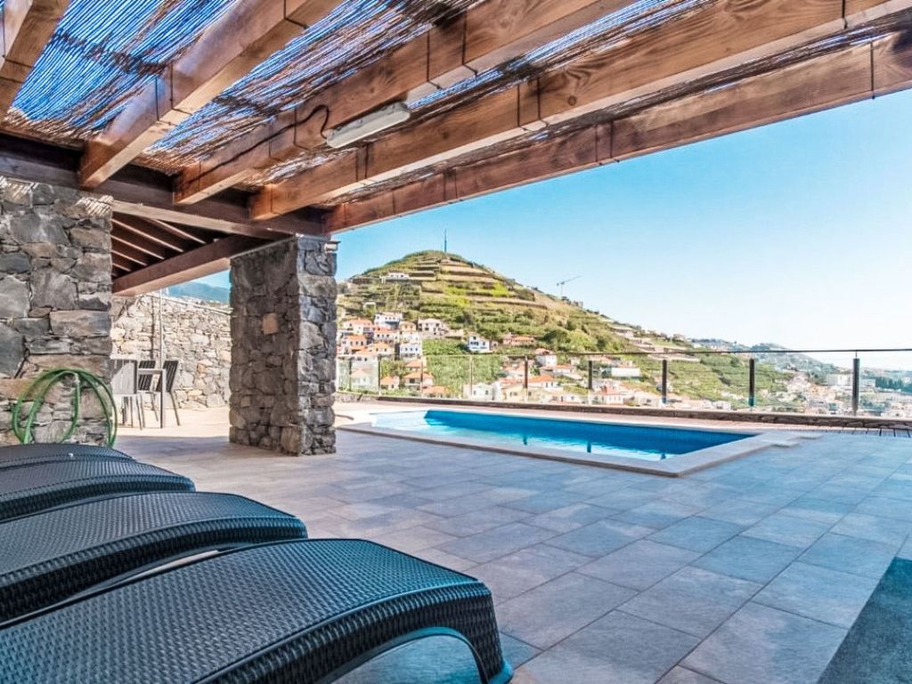 Camara de Lobos Lux