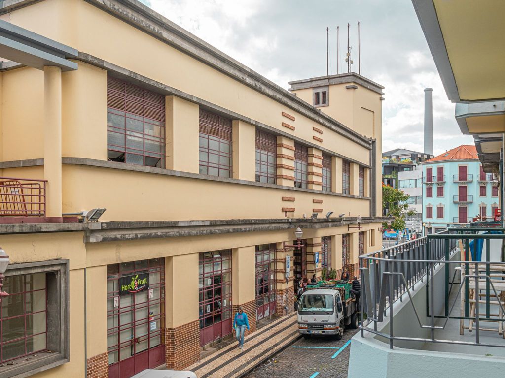 mit Balkon