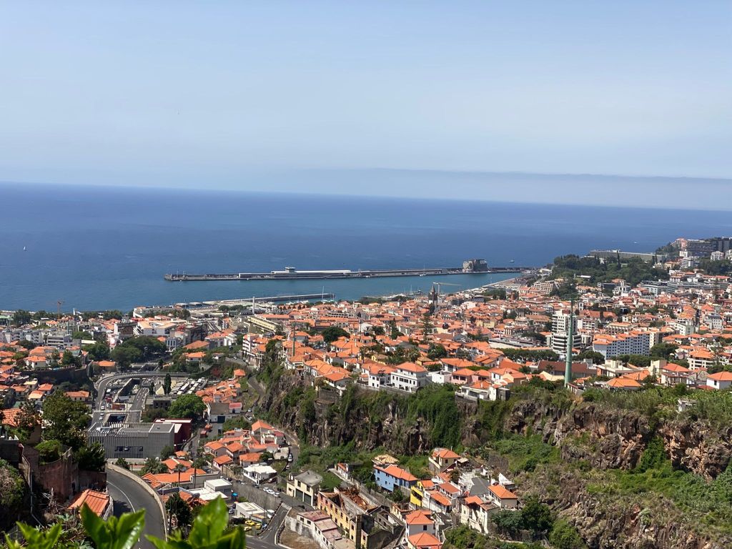 Ideales Familienhaus mit freiem Stadt- und Meerblick
