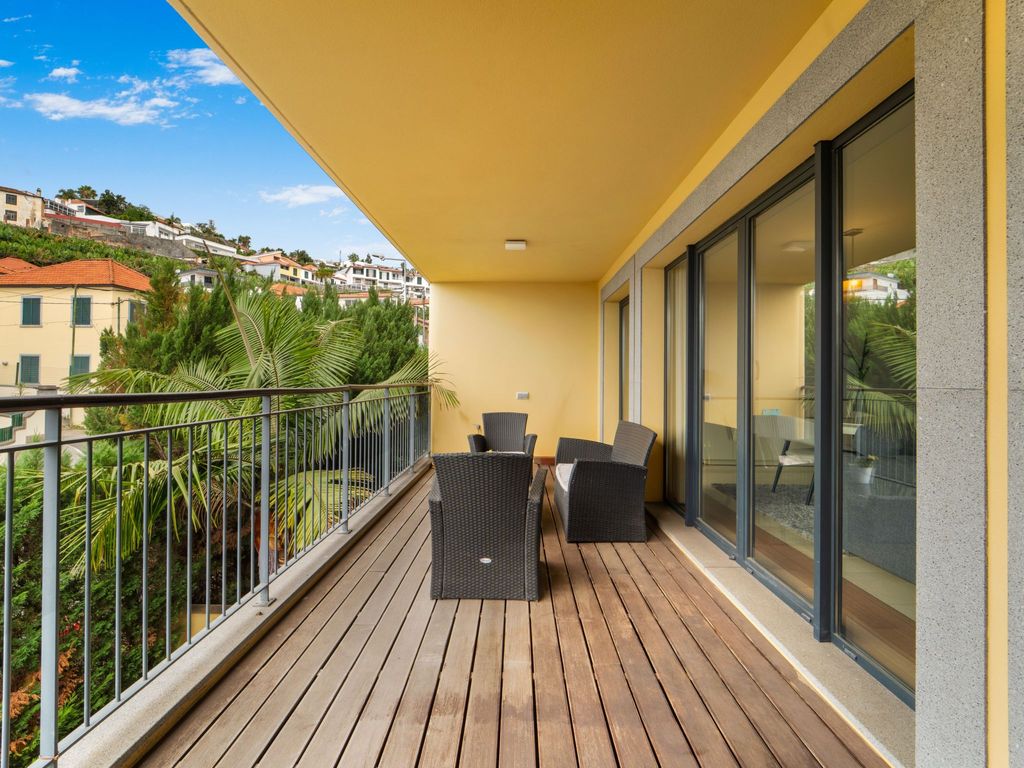mit Balkon