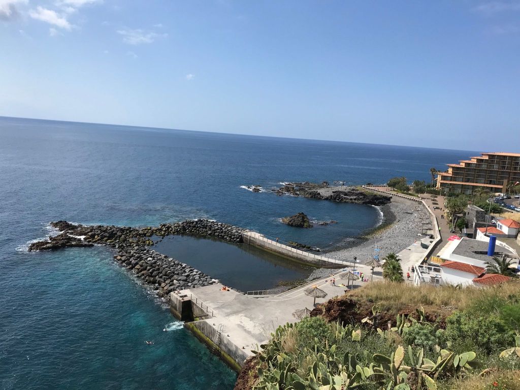 mit Blick auf das Wasser