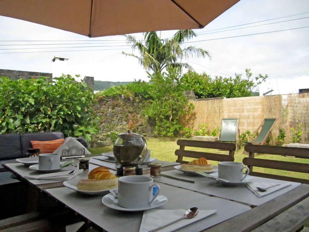 in Furnas mit Terrasse, Garten und Grill