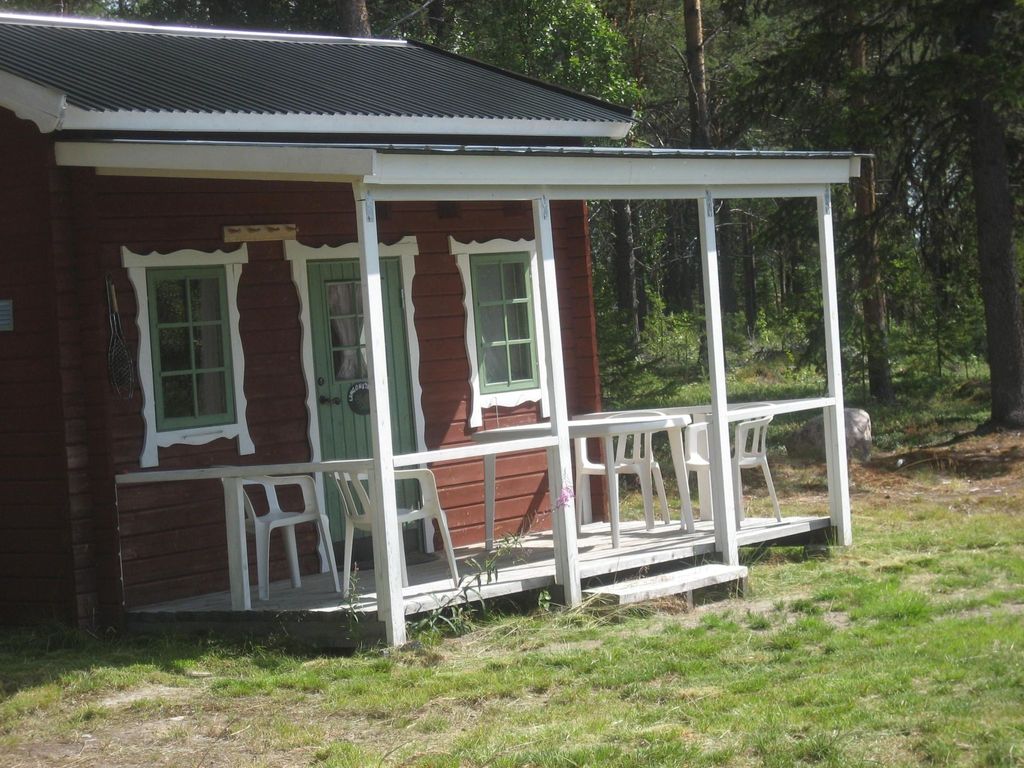 Schwedisches Holzhaus mit Grill und Terrasse