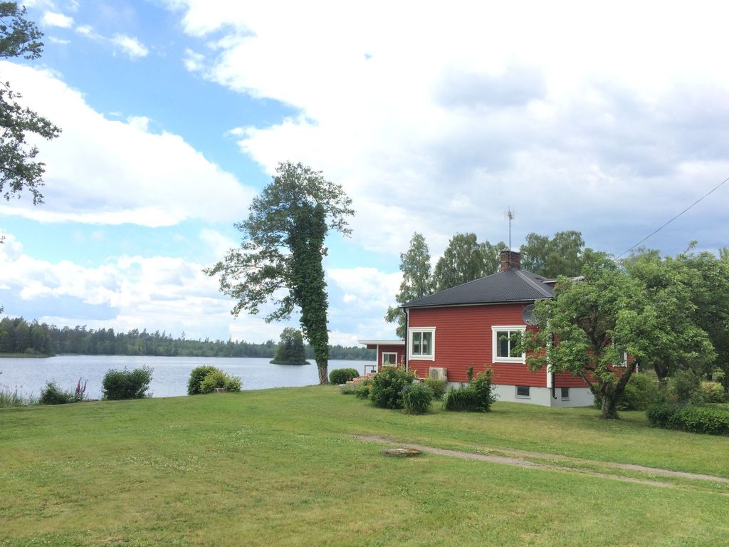 mit Garten und Holzterrasse am See