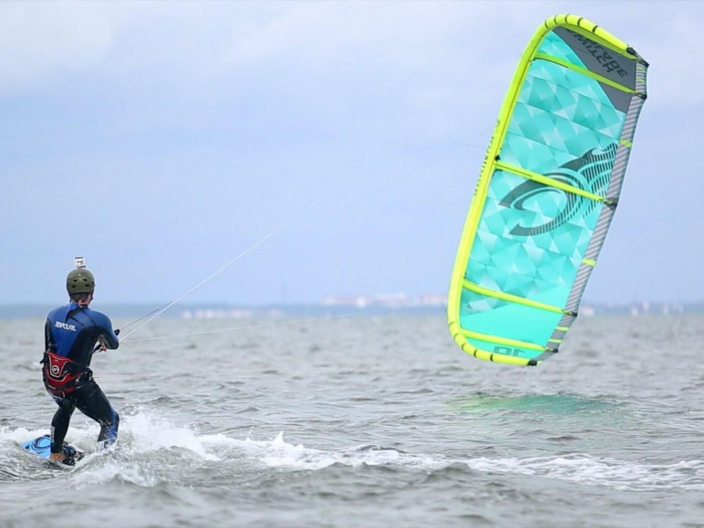 Holzhaus mit Terrasse, direkt an einer Bucht