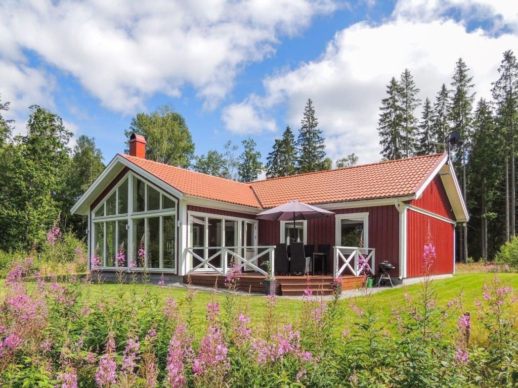 Modernes Haus mit hellem Dekor, mit Blick auf den See