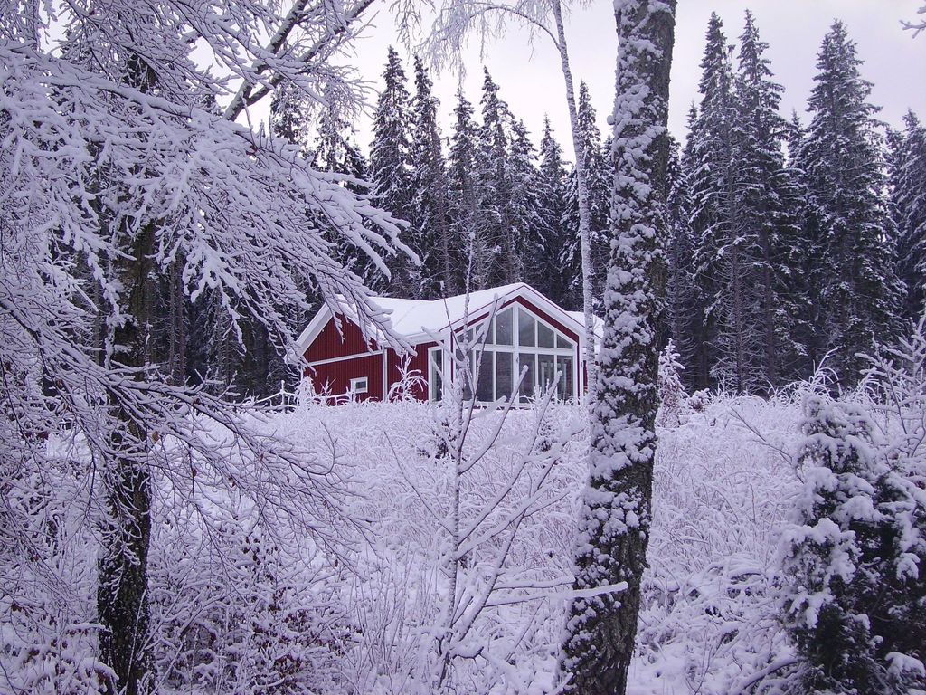Modernes Haus mit hellem Dekor, mit Blick auf den See