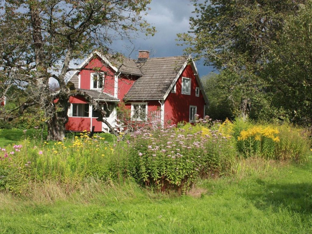 Schönes Ferienhaus in Småland mit Sauna, Bootssteg zum Schwimmen mit Ruderboot