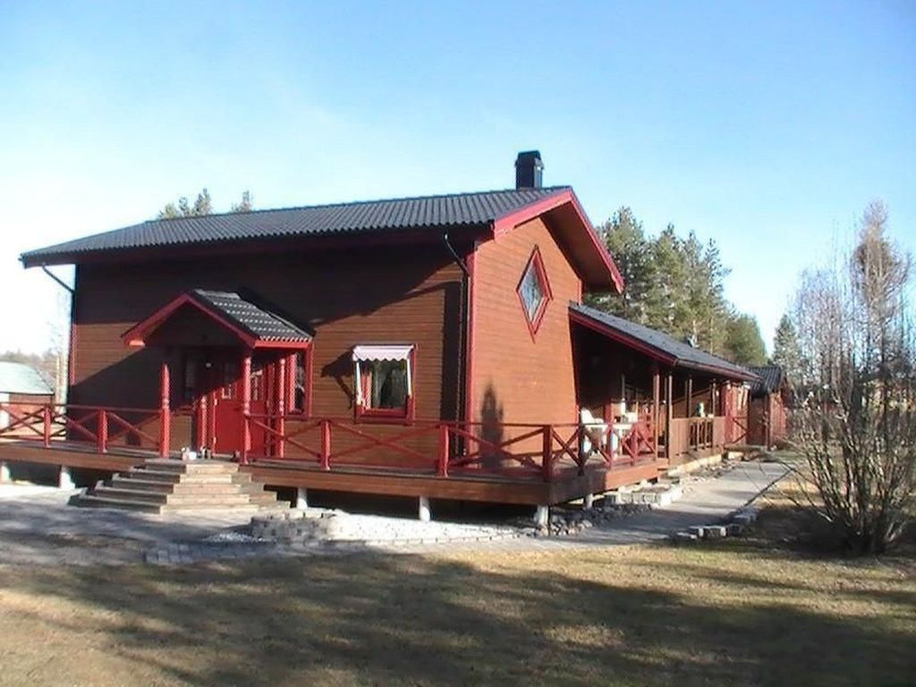 Landhaus auf großem Rasengrundstück