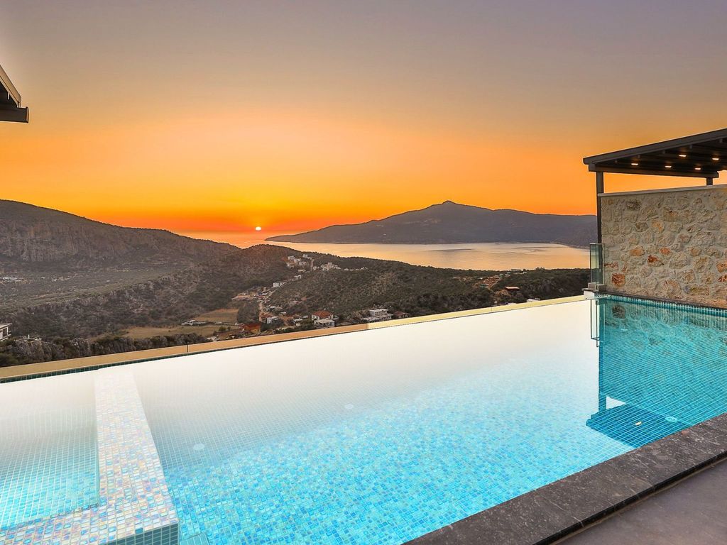 Moderne Luxusvilla in Kalkan mit Meerblick
