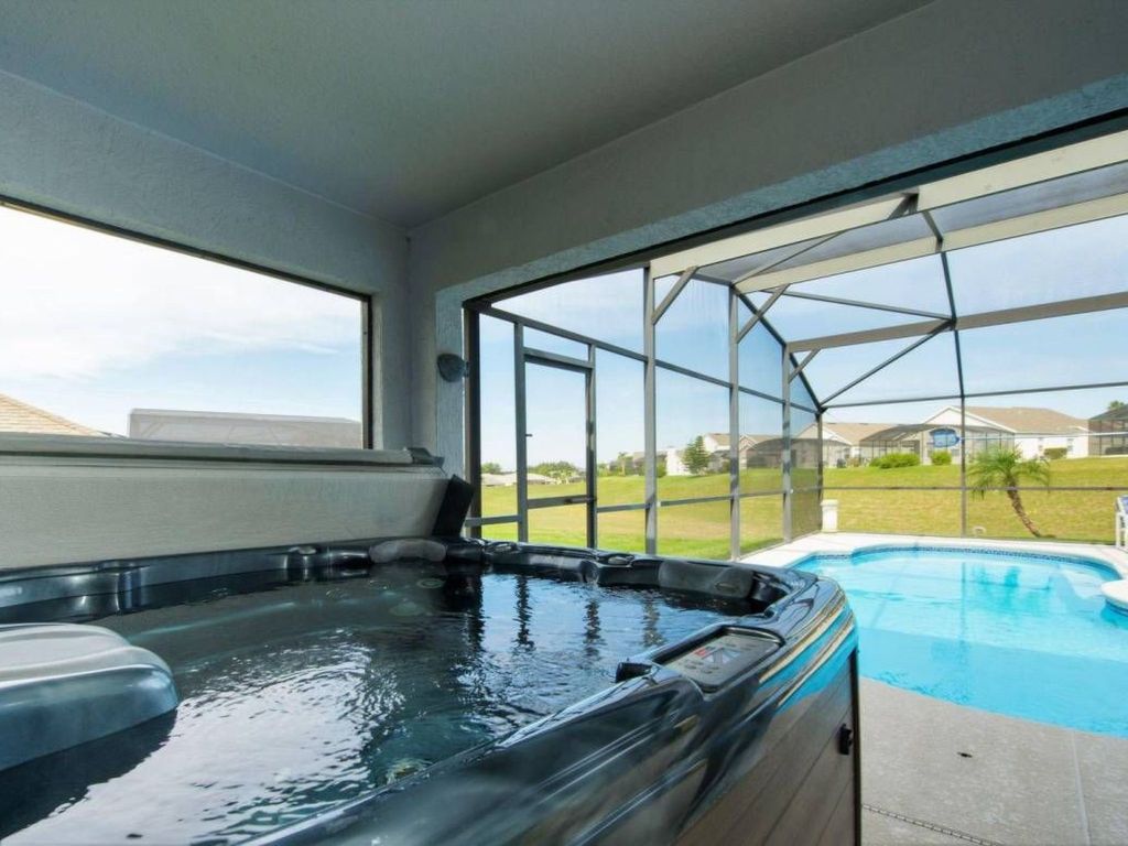 Sonniger Privatpool mit freistehendem Whirlpool und Filmraum