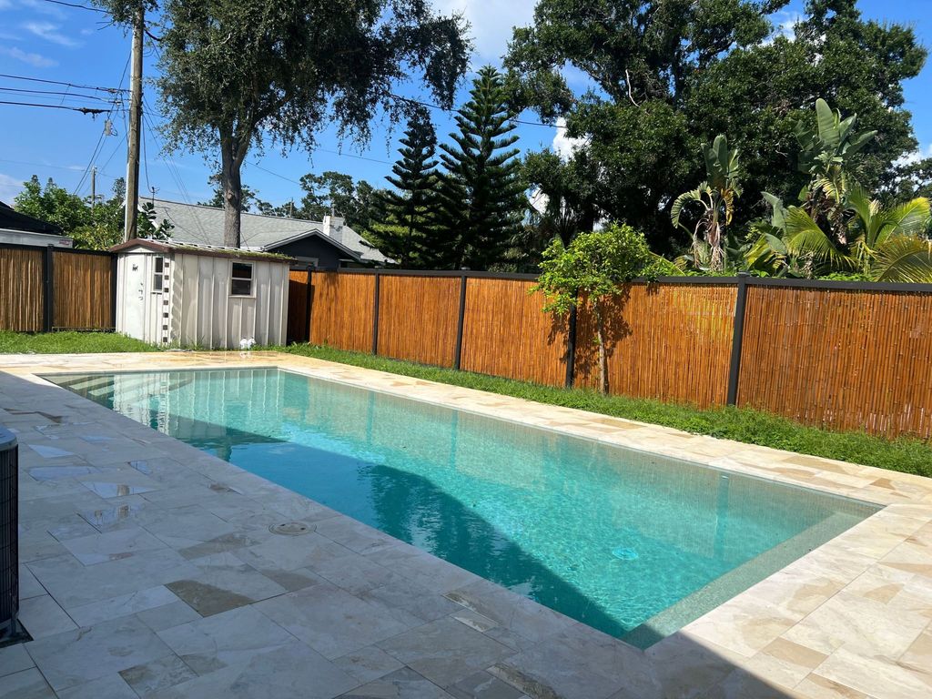 Ruhiges Zimmer mit tropischem Pool und Strandzugang