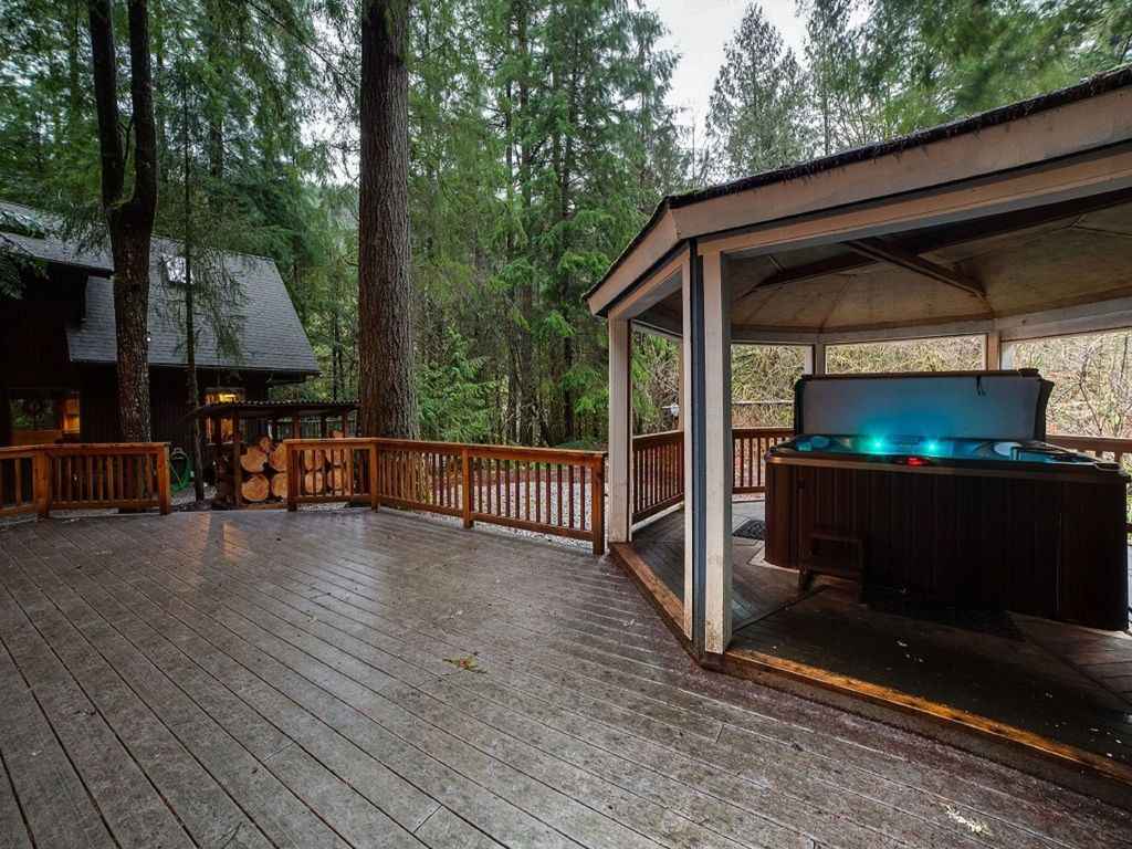 Neu gestaltete Hütte mit Whirlpool, Holzofen, Wi