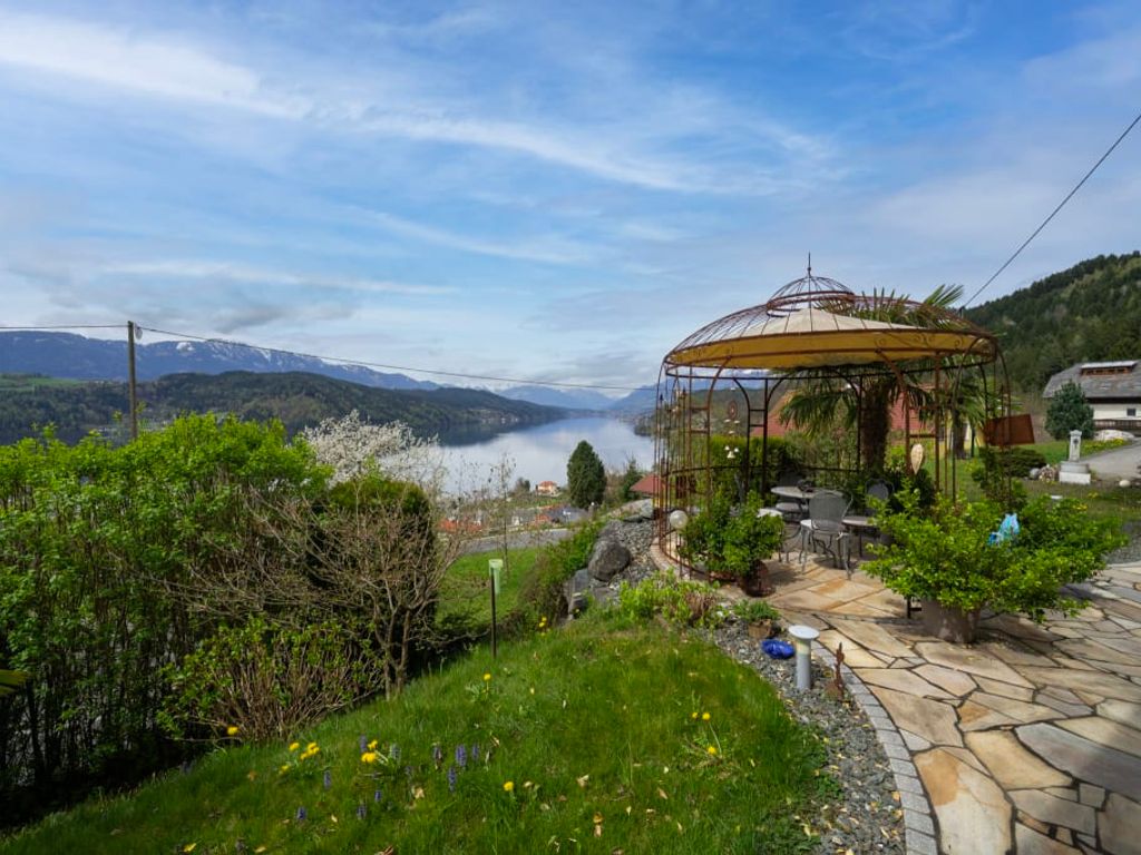 Pavillon mit Blick auf den See