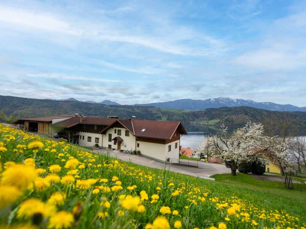 Hausansicht mit Seeblick